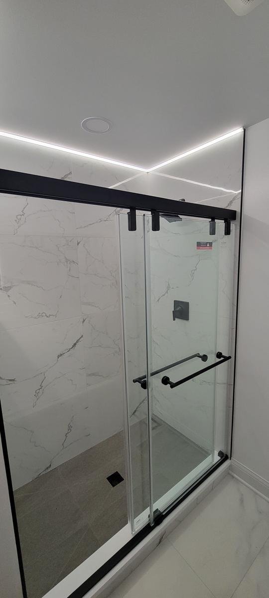 Walk-in shower Lake Zurich IL — open shower design with built-in bench and rain head