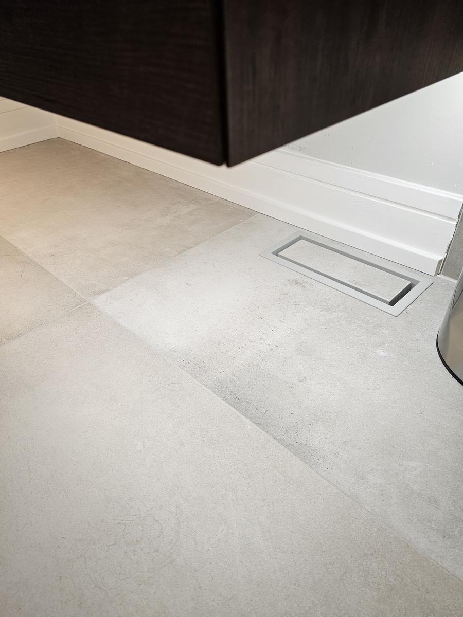 Finished curbless shower Lake Zurich IL — zero-threshold walk-in shower with large-format tile